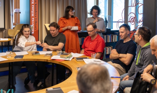 Diskuze během setkání Čtenářského klubu